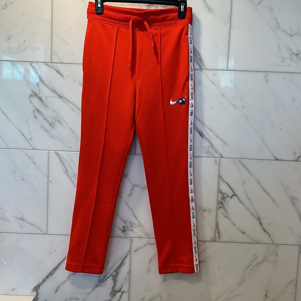 Excellent condition. Nike pants. Size XS. Reddish-orange color